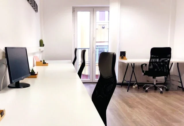 black-office-rolling-chair-beside-white-wooden-table